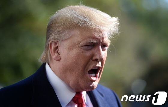 도널드 트럼프 미국 대통령이 3일(현지시간) 뉴욕에셔 열린 UFC 경기를 관람한 뒤 워싱턴 백악관에 도착해 취재진과 애기를 하고 있다. 트럼프 대통령은 이날 중국과 추진 중인 무역협상과 관련 "진전이 있다. 나는 합의를 원한다”며 서명은 미국에서 이뤄질 것이라고 말했다.
© AFP=뉴스1