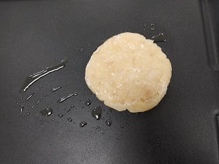 광어연육과 다시마에서 추출한 헴(고기의 단백질 성분) 유사 분자를 넣은 패티 굽기 전의 모습/사진=류준영 기자