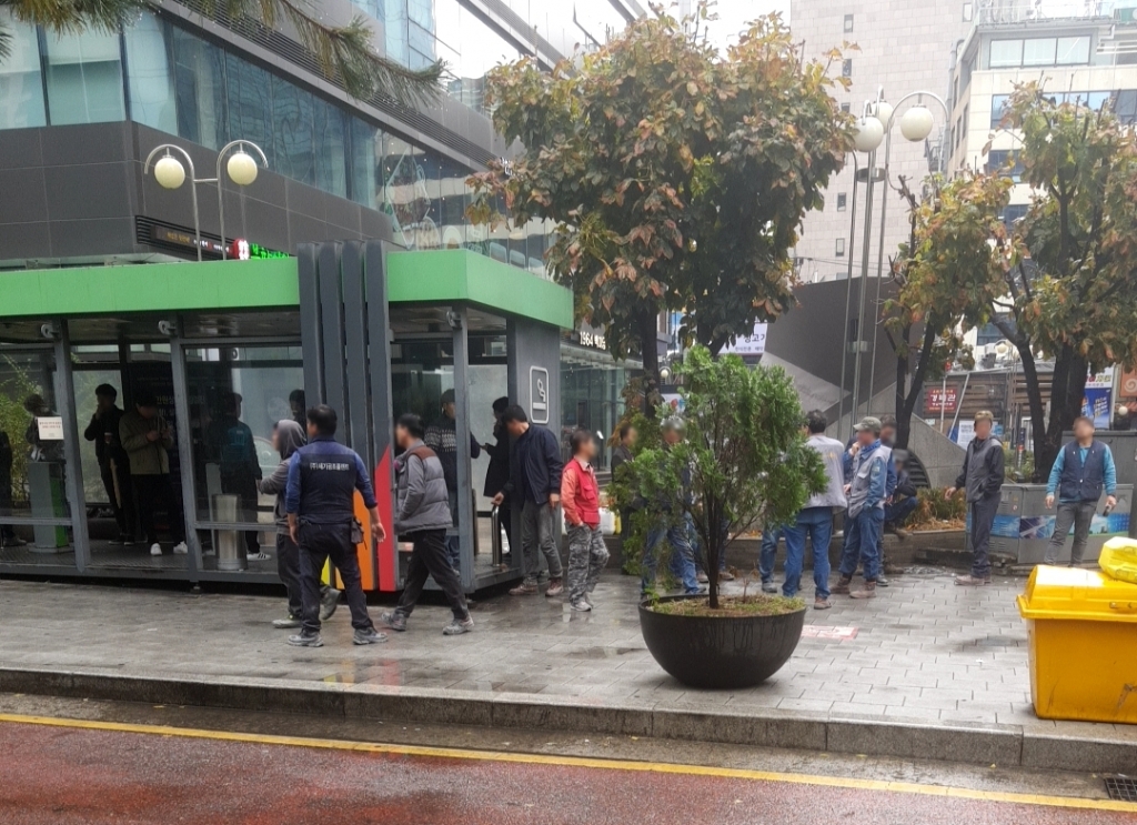 광화문 근처의 한 흡연박스 앞. 흡연박스가 바로 앞에 있지만 '답답하다'며 바깥에서 흡연하는 사람이 많다. / 사진 = 오진영 기자