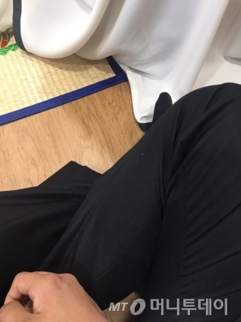 눈 앞의 고통은, 큰 뜻보다 급하다. 고인의 죽음을 추모하는 자리에서, 당장 다리가 저리니 정신이 혼미해졌다. 죽음의 숭고한 뜻도, 삶의 절박함에 밀리는 이유다. 그러니 죽음권은 개인에게만 맡겨선 안 된다./사진=피가 안 통하는 남기자