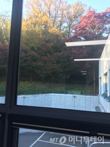 경기 안산에 있는 장례식장 전경. 이 곳에 있으니, 사라져가는 것들에 더 눈길이 갔다. 창 밖 풍경을 보며, 지각하는 명재익 대표를 기다리고 있다./사진=남형도 기자