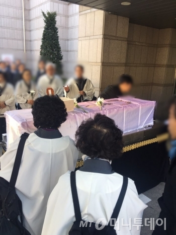 홀로 떠난 이의 마지막 길이, 홀로 되지 않도록 서울시립승화원에 모인 이들./사진=남형도 기자