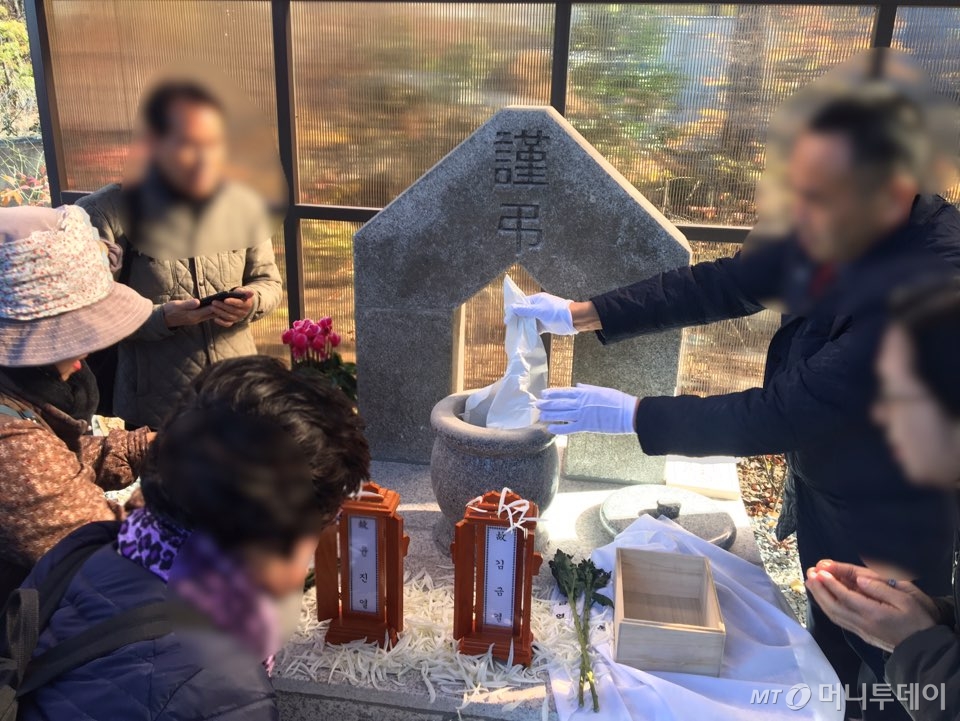 유골을 뿌리는 '산골'이 진행되고 있다. 장소는 서울시립승화원의 유택동산. 이 곳이, 고인의 마지막 장소다./사진=남형도 기자