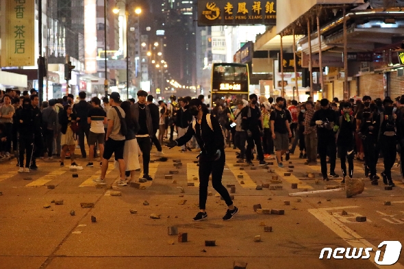 16일 오후 홍콩 몽콕역 인근에서 시위대들이 인도의 벽돌을 이용해 바리게이트를 만들고 있다. 2019.11.16/뉴스1 © News1 이재명 기자