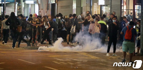 16일 오후 (현지시간) 홍콩 몽콕역 인근에서 경찰이 시민들을 향해 최루탄을 발사해 대피를 하고 있다. 2019.11.16/뉴스1 © News1 이재명 기자