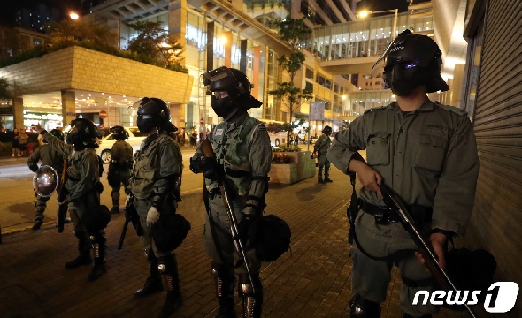 16일 저녁 홍콩 몽콕역 인근에서 결찰들이 경계근무를 서고 있다. 2019.11.16/뉴스1 © News1 이재명 기자