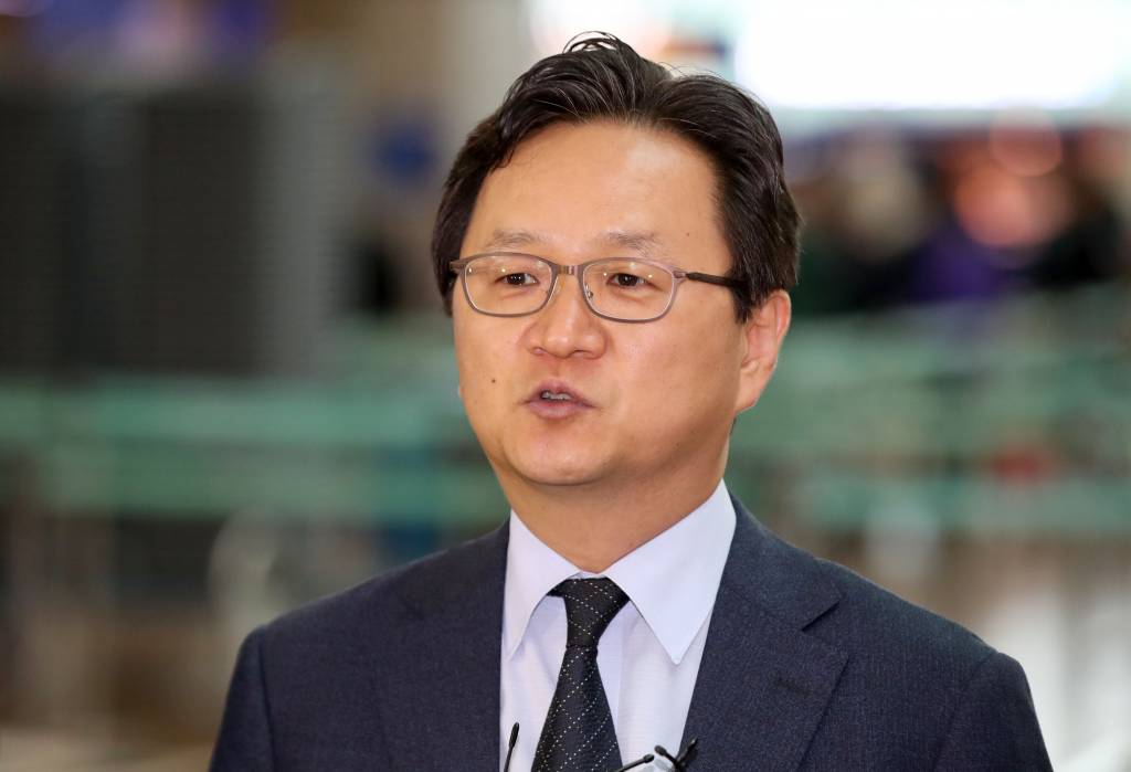 정해관 산업통상자원부 신통상질서협력관이 10일 오전 인천국제공항을 통해 출국하고 있다.   정해관 신통상질서협력관을 수석 대표로하는 한국은 11일 스위스 제네바에서 수출제한조치와 관련된 세계무역기구(WTO) 분쟁에 대해 일본과 국장급 양자협의를 진행할 예정이다. 2019.10.10. /사진=뉴스1