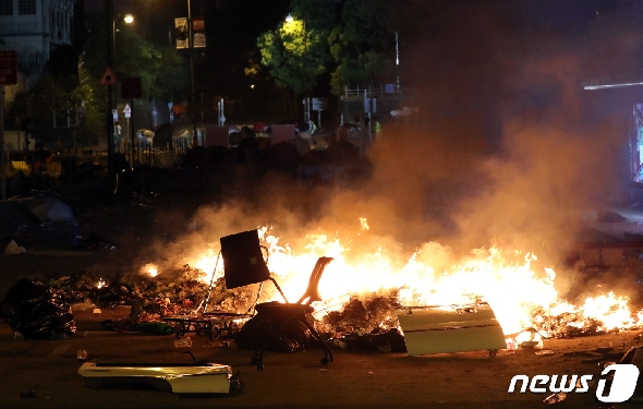 17일 오후 홍콩 이공계대학교 인근 도로에서 홍콩 경찰들이 시위대와 대치하고 있다. 2019.11.17/뉴스1 © News1 이재명 기자
