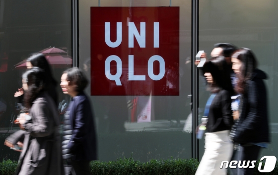 (서울=뉴스1) 이재명 기자 = 일본정부가 수출규제를 시행한지 100일째인 11일 오후 서울 시내에 위치한 유니클로 매장 앞으로 시민들이 지나가고 있다.   이날 유니클로 본사 일본 패스트리테일링이 발표한 2019 회계연도(2018년 9월∼2019년 9월) 자료에 따르면 유니클로의 한국 시장 수익이 감소했다. 2019.10.11/뉴스1  <저작권자 © 뉴스1코리아, 무단전재 및 재배포 금지>