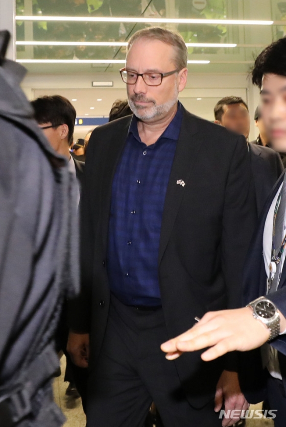 【인천공항=뉴시스】박미소 기자 = 제임스 드하트 미국 방위비협상대표가 17일 오후 인천국제공항 제2여객터미널을 통해 입국하는 가운데 시민사회단체 관계자들의 방위비 분담금 인상을 규탄하는 항의를 받은 후 경호를 받으며 이동하고 있다.2019.11.17.  misocamera@newsis.com
