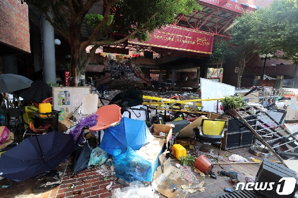 18일 오전 홍콩 이공대학교에서 경찰과 충돌을 빚은 학생들이 재정비하고 있다. 2019.11.18/뉴스1 © News1 이재명 기자