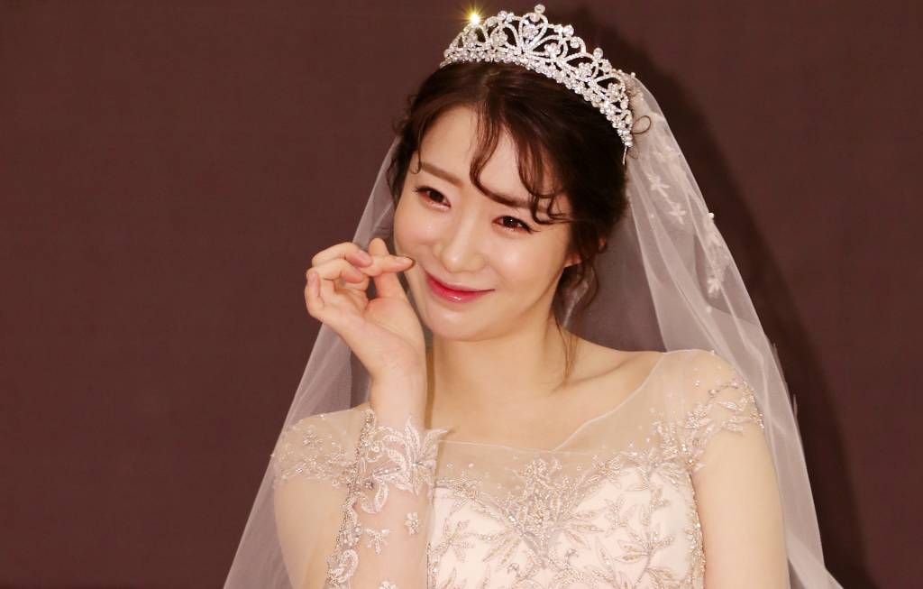 개그우먼 안소미가 14일 오후 서울 강남구 뉴힐탑호텔에서 열린 결혼식 시작 전 포토월에서 포즈를 취하고 있다. /사진=김휘선 기자 2018-04-14