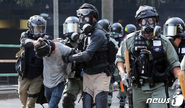 18일 오후 홍콩 이공대학교에서 홍콩 경찰들이 시위 참여 학생들을 체포하고 있다. 2019.11.18/뉴스1 © News1 이재명 기자