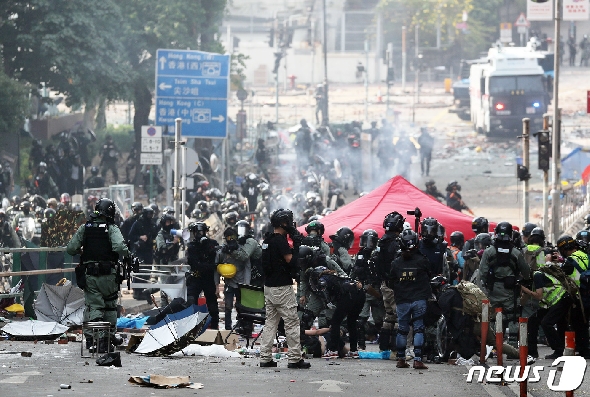 18일 오후 홍콩 이공대학교에서 홍콩 경찰들이 시위 진압 작전을 하고 있다. 2019.11.18/뉴스1 © News1 이재명 기자