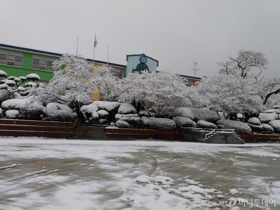 눈 내린 화순 아산초등학교. / 사진 = 김경순 아산초 교장 제공