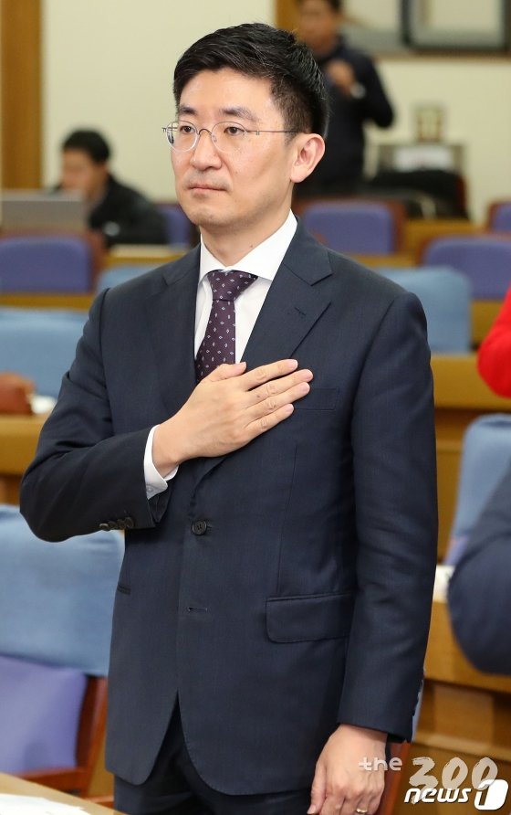 (서울=뉴스1) 이종덕 기자 = 김세연 자유한국당 의원이 18일 서울 여의도 국회 의원회관에서 열린 박성중·김세연, 문재인 정부 전반기 미디어정책평가 및 '신문·방송·통신·OTT' 발전 방향 모색 토론회에서 국민의례를 하고 있다. 김세연 의원은 21대 총선 불출마를 선언했다. 2019.11.18/뉴스1  <저작권자 © 뉴스1코리아, 무단전재 및 재배포 금지>