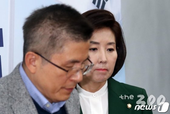 (서울=뉴스1) 김명섭 기자 = 황교안 자유한국당 대표와 나경원 원내대표가 18일 서울 여의도 국회에서 열린 최고위원회의에 참석하고 있다. 2019.11.18/뉴스1  <저작권자 © 뉴스1코리아, 무단전재 및 재배포 금지>