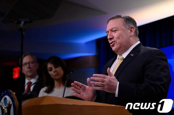 (워싱턴 AFP=뉴스1) 우동명 기자 = 마이크 폼페이오 미국 국무장관이 18일(현지시간) 워싱턴 국무부에서 기자회견을 하고 있다. 폼페이오 장관은 이날 "경찰과 시위대 상황을 비롯한 홍콩의 정치적 불안과 폭력 심화에 매우 우려하고 있다. 어느 쪽에서의 폭력도 용납할 수 없다"고 밝히며. "폭력 사태를 종식할 일차적인 책임은 홍콩 정부에 있다" "중국공산당은 홍콩 국민에게 했던 약속을 존중해야 한다"며 홍콩반환협정을 지키라고 홍콩과 중국정부를 겨냥했다.  ⓒ AFP=뉴스1  <저작권자 ⓒ 뉴스1코리아, 무단전재 및 재배포 금지>