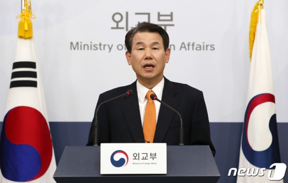 (서울=뉴스1) 박세연 기자 = 정은보 외교부 한미방위비분담 협상대표가 19일 오후 서울 세종대로 외교부에서 브리핑을 갖고 한미 방위비 분담금 협상 관련 정부 입장을 발표하고 있다.   이날 내년 주한미군의 방위비 분담금을 결정하는 한미 방위비분담 특별협정(SMA) 제3차 회의는 파행 끝에 조기 종료됐다. 2019.11.19/뉴스1   <저작권자 © 뉴스1코리아, 무단전재 및 재배포 금지>