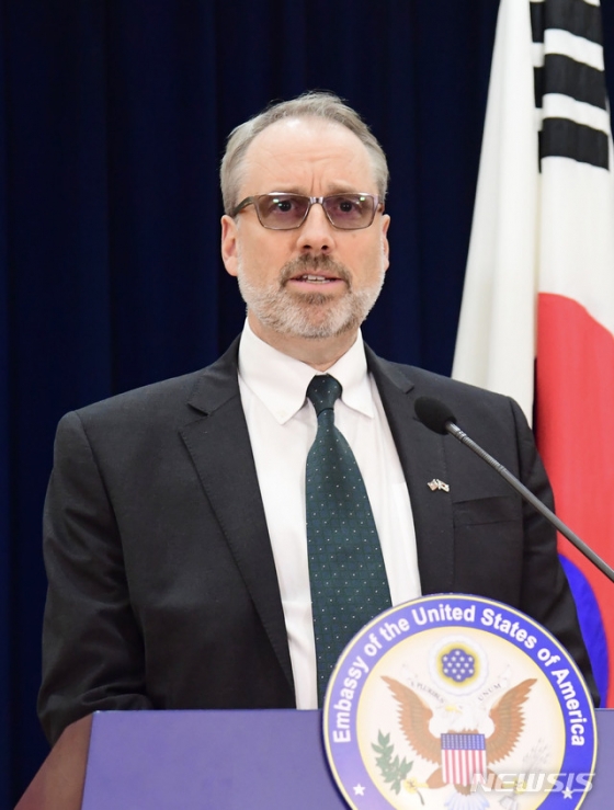 [서울=뉴시스] 추상철 기자 =제임스 드하트 미국측 방위비 협상 대표가 19일 오후 서울 용산구 주한미국대사관 별관에서 기자회견을 열고 협상 결과에 대한 브리핑을 하고 있다. (사진= 주한미국대사관 제공) 2019.11.19.  photo@newsis.com