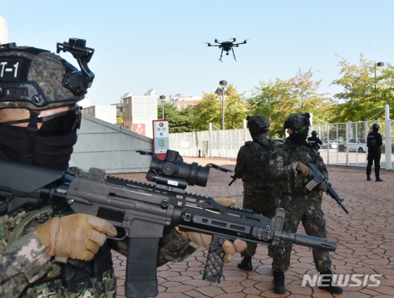【수원=뉴시스】 김종택 기자 = 11일 오후 경기도 수원시 팔달구 수원월드컵경기장에서 열린 '민.관.군.경 통합방위체계 구축 드론시연행사'에서 육군 제51보병사단 장병들이 드론을 이용해 테러범을 제압하는 훈련을 하고 있다. 2019.10.11.  semail3778@naver.com