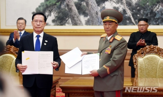 【평양=뉴시스】평양사진공동취재단 박진희 기자 = 19일 오전 평양 백화원 영빈관에서 문재인 대통령과 김정은 국무위원장이 임석한 가운데 송영무 국방부 장관과 노광철 인민무력상이 판문점선언 이행을 위한 군사분야 합의문에 서명한 후 취재진을 향해 들어보이고 있다. 2018.09.19.   photo@newsis.com   <저작권자ⓒ 공감언론 뉴시스통신사. 무단전재-재배포 금지.>