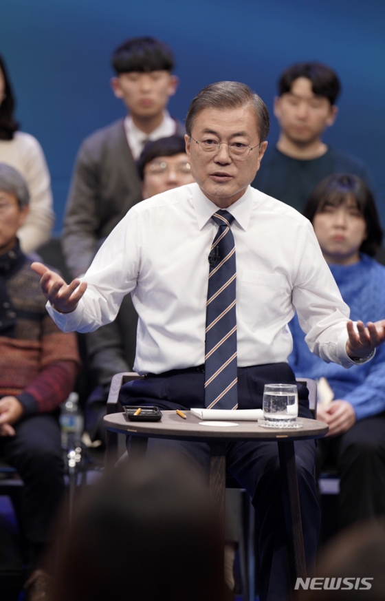 [서울=뉴시스]배훈식 기자 = 문재인 대통령이 19일 오후 서울 MBC 미디어센터에서 열린 '국민이 묻는다, 2019 국민과의 대화'에 참석해 국민 패널들의 질문에 답하고 있다. 2019.11.19.   dahora83@newsis.com