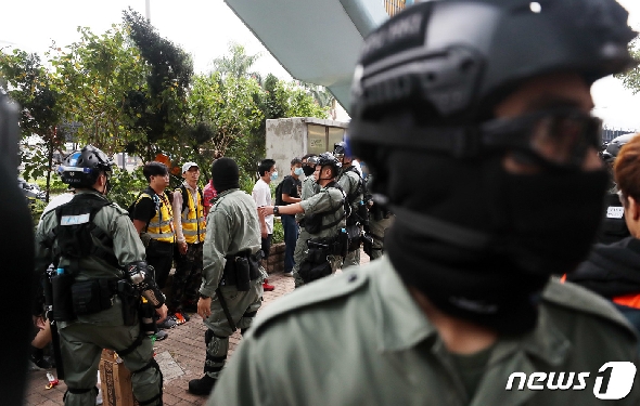 19일 오후 홍콩 이공대학교에서 투항에 나선 시위 참여 학생들이 경찰의 몸 수색을 기다리고 있다. 2019.11.19/뉴스1 © News1 이재명 기자