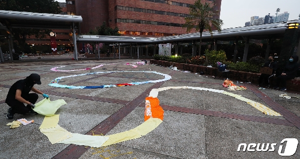 19일 오후 홍콩 이공대학교에서 시위에 참여중인 학생이 수건을 이용해 SOS 문자를 만들고 있다. 2019.11.19/뉴스1 © News1 이재명 기자