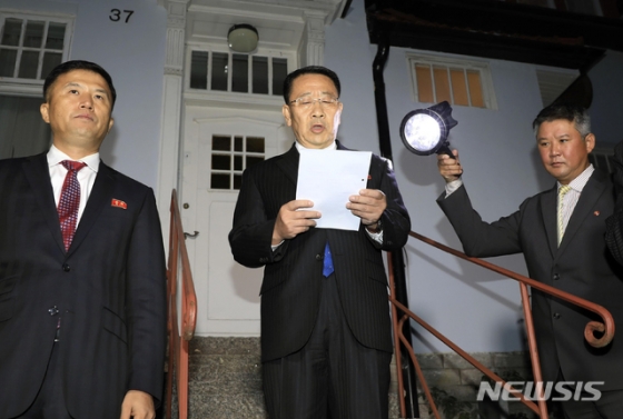 【스톡홀름=AP/뉴시스】북미 실무협상 북측 수석대표 김명길(가운데) 외무성 순회대사가 5일(현지시간) 스웨덴 스톡홀름의 북한 대사관 앞에서 성명서를 낭독하고 있다.   김명길 대사는 성명을 통해 “미국과의 협상이 우리 기대에 부응하지 못하고 결렬돼 매우 불쾌하다”라며 “미국이 구태의연한 입장과 태도를 버리지 못했기 때문“이라고 주장했다.  반면 모건 오테이거스 미 국무부 대변인은 "북한 실무진과 좋은 논의를 했다"면서 2주 이내에 북미 간 실무협상을 재개하는 내용의 스웨덴 측 초청을 수락했으며 북측에도 이를 제안했다고 밝혔다. 2019.10.06.