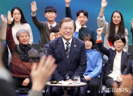 [서울=뉴시스]배훈식 기자 = 문재인 대통령이 19일 오후 서울 MBC 미디어센터에서 열린 '국민이 묻는다, 2019 국민과의 대화'에 참석해 국민패널들의 질문을 받고 있다. 2019.11.19.   dahora83@newsis.com