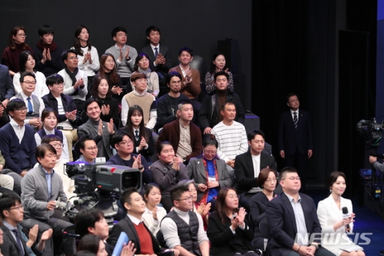 [서울=뉴시스]배훈식 기자 = 문재인 대통령이 19일 오후 서울 MBC 미디어센터에서 열린 '국민이 묻는다, 2019 국민과의 대화' 입장을 기다리고 있다. 2019.11.19.   dahora83@newsis.com