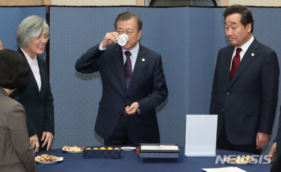 【부산=뉴시스】박영태 기자 = 문재인 대통령이 12일 부산에서 열린 현장국무회의에 앞서 국무위원들과 차담하며 아세안 10개국 커피를 국내 전문 바리스타가 블렌딩한 커피를 마시고 있다. 왼쪽부터 강경화 외교부 장관, 문재인 대통령, 이낙연 국무총리. 2019.11.12.   since1999@newsis.com