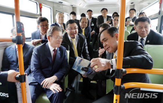 【방콕(태국)=뉴시스】박진희 기자 = 문재인 대통령과 쁘라윳 짠오차 태국 총리가 2일 오후(현지시간) 방콕 인터컨티넨탈 호텔에서 열린 한-태국 비즈니스 포럼을 마친 후 한-태국 공동개발 전기 버스에 시승해 보고 있다.2019.09.02.  pak7130@newsis.com