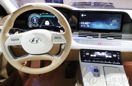 현대자동차가 19일 오전 경기 고양 빛마루 방송지원센터에서 더 뉴 그랜저 출시 행사를 진행하고 있다.

더 뉴 그랜저는 4가지 엔진 라인업으로 출시된다. 가격은 2.5 가솔린 3294만원, 3.3 가솔린 3578만원, 2.4 하이브리드 3669만원, 3.0 LPi 3328만원부터 시작된다. / 사진=김창현 기자 chmt@