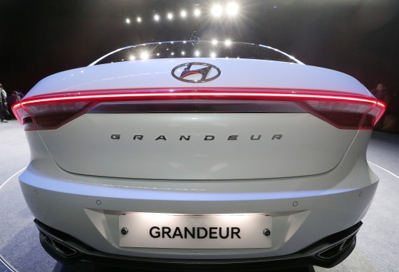 현대자동차가 19일 오전 경기 고양 빛마루 방송지원센터에서 더 뉴 그랜저 출시 행사를 진행하고 있다.

더 뉴 그랜저는 4가지 엔진 라인업으로 출시된다. 가격은 2.5 가솔린 3294만원, 3.3 가솔린 3578만원, 2.4 하이브리드 3669만원, 3.0 LPi 3328만원부터 시작된다. / 사진=김창현 기자 chmt@