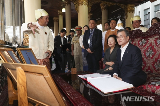 【양곤(미얀마)=뉴시스】박진희 기자 = 문재인 대통령과 부인 김정숙 여사가 9월4일 미얀마 불교 유적지 쉐다곤 파고다를 방문하여 사찰의 의의와 상징성에 대해 청취하고 있다. 2019.09.04.  photo@newsis.com