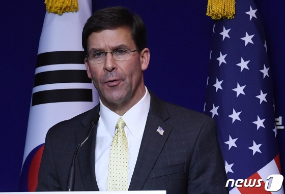 (서울=뉴스1) 사진공동취재단 = 마크 에스퍼 미 국방부 장관이 15일 서울 용산구 국방부에서 제51차 한·미 안보협의회(SCM) 고위회담을 마친 뒤 공동 기자회견을 갖고 있다. 2019.11.15/뉴스1  <저작권자 © 뉴스1코리아, 무단전재 및 재배포 금지>