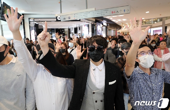 21일 오전 홍콩 센트럴 IFC몰에서 열린 함께 점심 먹기 운동에 참석한 직장인들이 경찰 해산, 시위 참여 학생 석방 등의 구호를 외치고 있다. 2019.11.21/뉴스1 © News1 이재명 기자