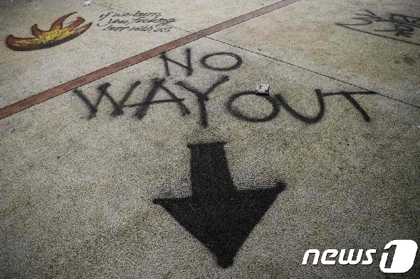 21일 낮 홍콩 이공대학교 안에 그려진 낙서. © AFP=뉴스1