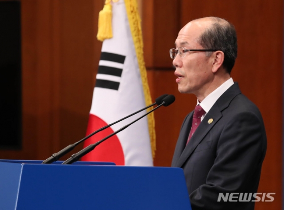 [서울=뉴시스]박영태 기자 = 김유근 국가안보실 1차장이 22일 오후 청와대 춘추관 브리핑 룸에서 한·일 군사정보보호협정(GSOMIA·지소미아) 관련 브리핑을 위해 입장하고 있다. 2019.11.22.   since1999@newsis.com