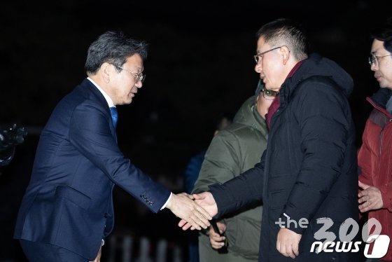 국정 대전환을 촉구하며 단식농성 중인 황교안 자유한국당 대표가 22일 서울 청와대 분수대 앞 농성장에서 강기정 청와대 정무수석과 면담에 앞서 악수하고 있다. /사진=뉴스1