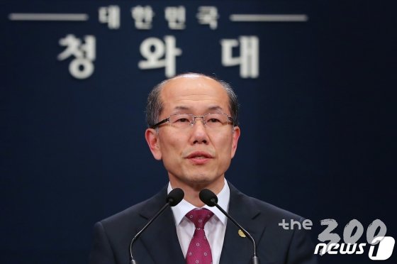 김유근 국가안보실 1차장이 22일 오후 청와대 춘추관에서 한일 군사정보보호협정(GSOMIA·지소미아) 종료 여부 관련 브리핑을 하고 있다. /사진=뉴스1