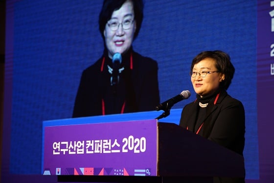 22일 오후 서울 마포에서 개최된 '연구산업 컨퍼런스 2020'에서 문미옥 과학기술정보통신부 제1차관이 환영사를 하고 있다/사진=과학기술정보통신부