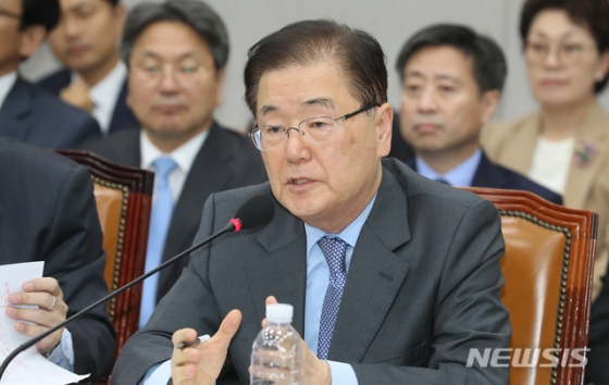 【서울=뉴시스】이종철 기자  = 정의용 청와대 국가안보실장이 1일 오후 서울 여의도 국회에서 열린 운영위원회 국정감사에 증인으로 출석하여 의원 질의에 답변하고 있다. 2019.11.01.  jc4321@newsis.com