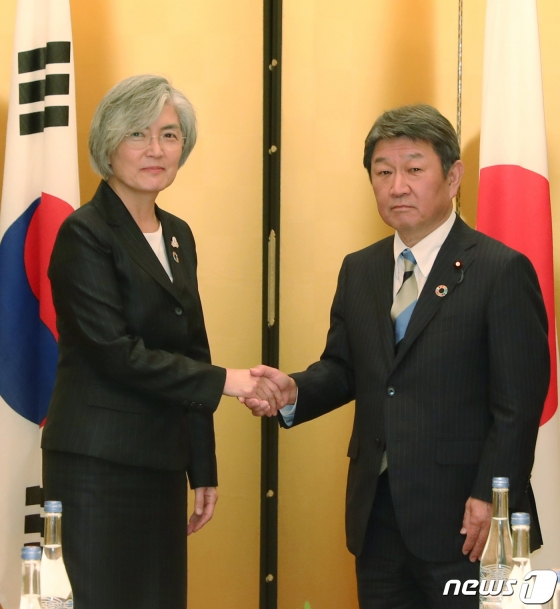 G20 외교장관회의 참석차 일본 나고야를 방문한 강경화 외교부 장관이 23일 모테기 도시미쓰(茂木 敏充) 일본 외무상과 한일 외교장관회담 전 악수하고 있다.(외교부 제공) 2019.11.23/뉴스1  <저작권자 © 뉴스1코리아, 무단전재 및 재배포 금지>