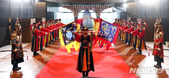 [부산=뉴시스]박영태 기자 = 25일부터 부산에서 열리고 있는 '2019 한·아세안 특별정상회의 및 제1차 한·메콩 정상회의'의 만찬이 열리는 H호텔의 영접 장소에 설치된 성덕대왕신종의 모형 앞에 의장대가 사열하고 있다. 2019.11.25.   since1999@newsis.com