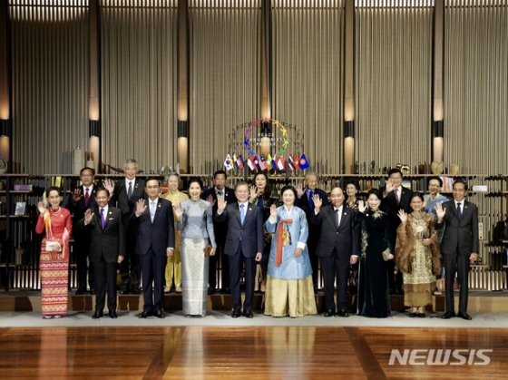 [부산=뉴시스]박영태 기자 = 문재인 대통령과 아세안 10개국 정상들이 25일 부산의 한 호텔에서 열린 한-아세안 특별정상회의 환영만찬에 앞서 기념촬영을 하고 있다. 앞줄 왼쪽부터 아웅산 수치 미얀마 국가고문, 하싸날 볼키아 브루나이 국왕, 쁘라윳 짠오차 태국 총리, 나라펀 짠오차 태국 총리 부인, 문 대통령, 김정숙 여사, 응우옌 쑤언 푹 베트남 총리, 쩐 응우엣 투 베트남 총리 부인, 이리아나 조코 위도도 인도네시아 대통령 부인, 조코 위도도 인도네시아 대통령, 뒷줄 왼쪽부터 쁘락 소콘 캄보디아 부총리 겸 외교장관, 리센룽 싱가포르 총리, 호칭 싱가포르 총리 부인, 로드리고 두테르테 필리핀 대통령, 시엘리토 아반세냐 필리핀 대통령 부인, 마하티르 빈 모하마드 말레이시아 총리, 시티 하스마 말레이시아 총리 부인, 통룬 시술릿 라오스 총리, 날리 시술릿 라오스 총리 부인. 2019.11.25.   since1999@newsis.com