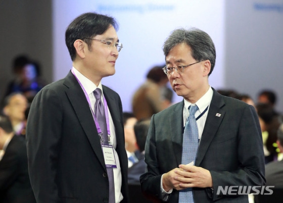 [서울=뉴시스] 이재용 삼성전자 부회장이 25일 한-아세안 특별정상회의 환영만찬이 열린 부산 힐튼호텔에서 김현종 청와대 국가안보실 2차장과 대화하고 있다.  (사진=2019 한 아세안 특별정상회의 제공) 2019.11.25.  photo@newsis.com