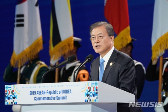 [부산=뉴시스]배훈식 기자 = 문재인 대통령이 25일 오후 부산 힐튼호텔에서 열린 2019 한·아세안 특별 정상회의 환영 만찬에서 환영사를 하고 있다. 2019.11.25.   dahora83@newsis.com